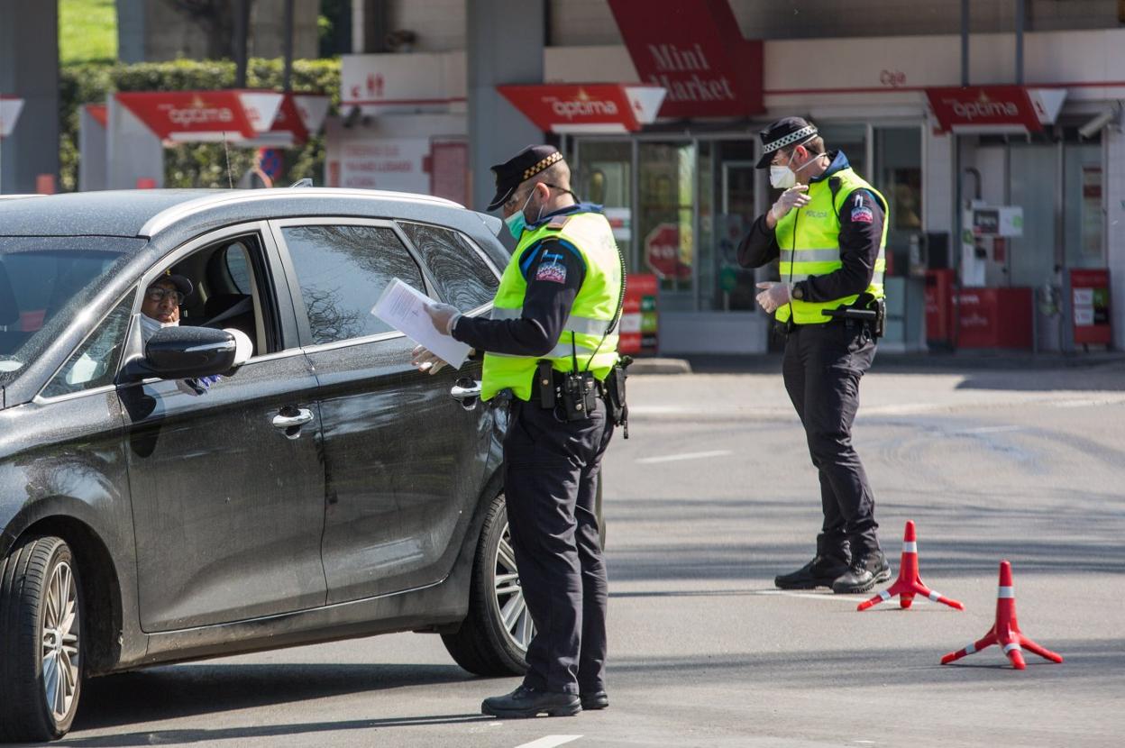 Agentes de la Policía Local comprueban los datos de un conductor durante en confinamiento. 