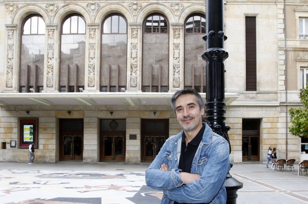 Nacho Ortega, nuevo director de la ESAD, ante el Teatro Jovellanos de Gijón. 