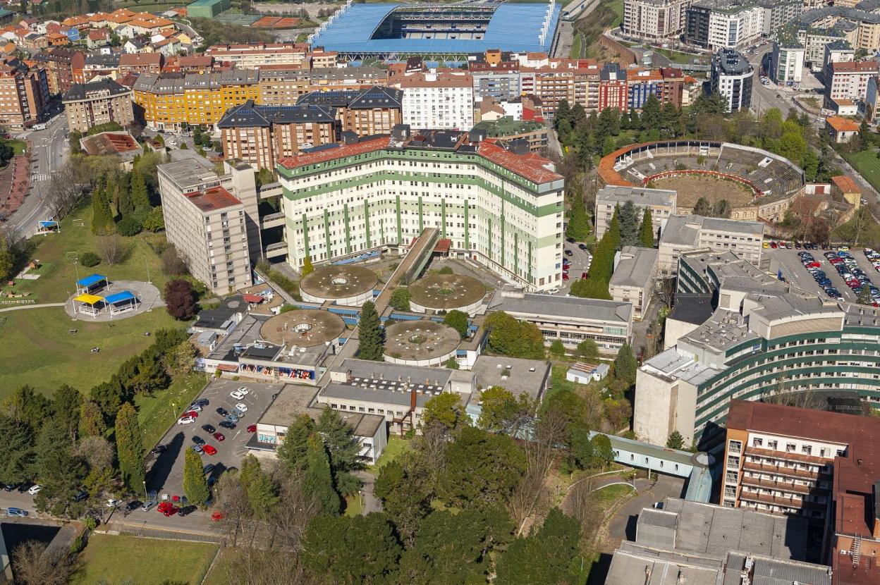 Vista aérea del antiguo Hospital Universitario Central de Asturias, abandonado tras su traslado a La Cadellada en 2014. 