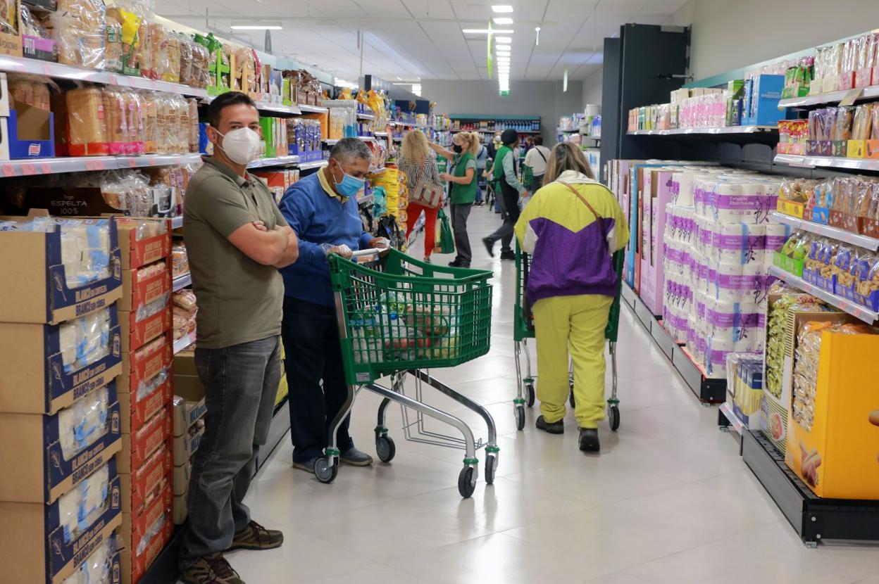 La clientela no tardó en adentrarse en los pasillos. 