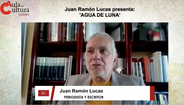 El escritor Juan Ramón Lucas, durante la presentación de su última novela, 'Agua de Luna'. 