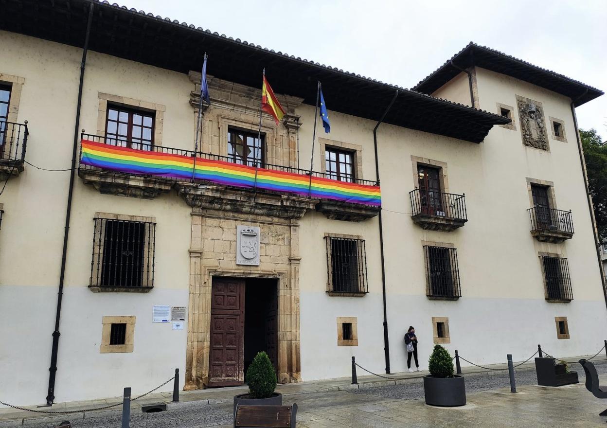 La bandera arcoíris tras su colocación en el consistorio cangués. 