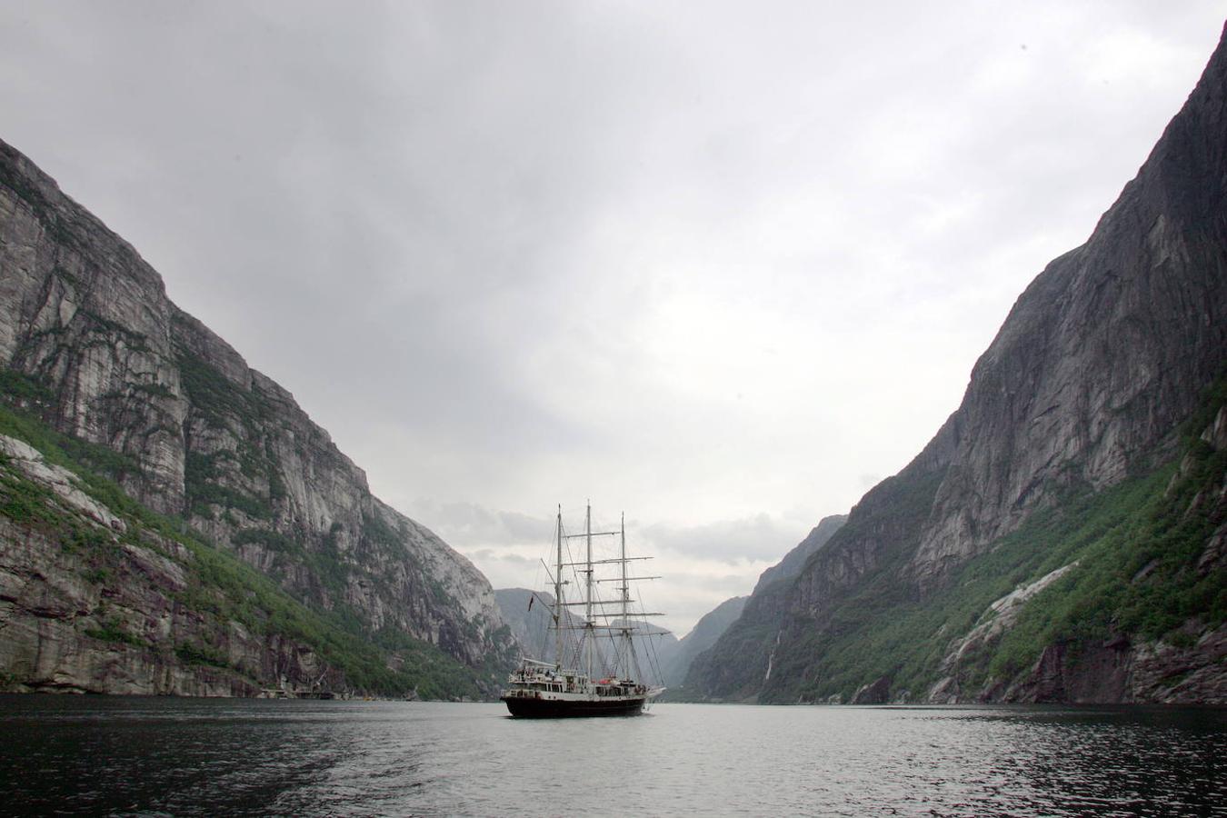 Fiordo de Lyse (Noruega): El Fiordo de Lyse es el más meridional y más bonito de los grandes fiordos noruegos, pero también el más imponente con paredes rocosas de algo más de 40 kilómetros de largo y rodeadas por imponentes y escarpadas montañas. Uno de esos paisajes capaces de hacerte sentir como una auténtica hormiga. Una de las imágenes más intimidantes del Fiordo de Lyse es la de la Roca Preikestolen, más conocida como ‘El Púlpito’. Una meseta anclada en la roca con unos 25 metros y a 604 metros de altura.