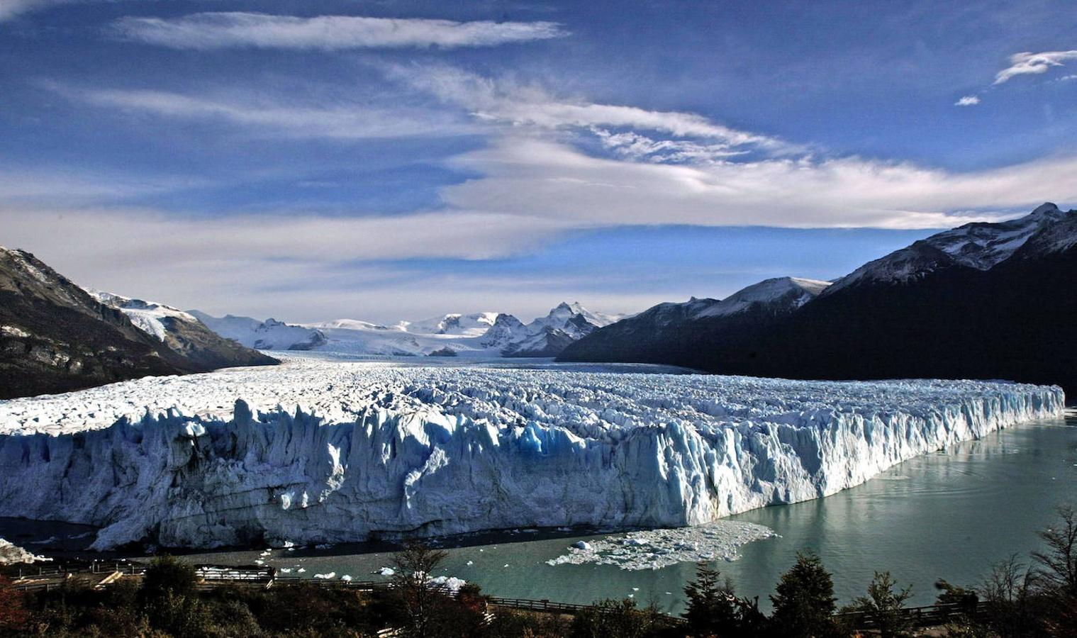 Glaciar Perito Moreno (Argentina): El glaciar Perito Moreno está considerada la octava maravilla del mundo y no es para menos porque esta gran masa de hielo es un auténtico espectáculo para todo aquel que se acerque a admirarlo. Se trata de uno de los muchos glaciares que forman parte del Parque Nacional Los Glaciares y está ubicado en la provincia de Santa Cruz, al sudoeste de la Argentina y en la región de Patagonia. Comprende una superficie de 6.000 km2.