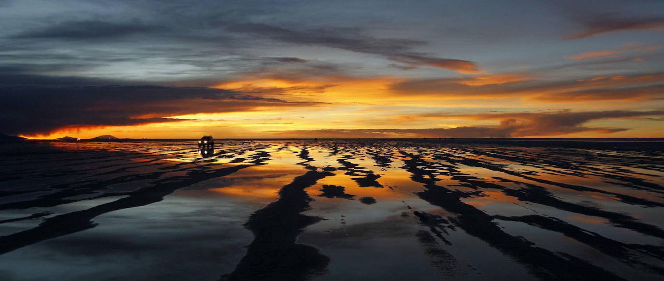 El salar de Uyuni (Bolivia): Este desierto salino capaz de verse desde el espacio gracias a sus enormes dimensiones, se encuentra al suroeste de Bolivia, en el departamento de Potosí, y es el mayor desierto de sal del mundo con una superficie de 10.582 Km2 y a 3.650 metros sobre el nivel del mar. Uno de los principales reclamos turísticos de Bolivia, que regala a todo el que se acerca una de esas imágenes difíciles de borrar.