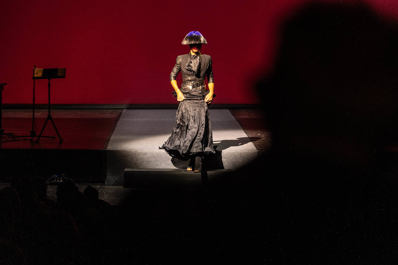 El teatro Campoamor de Oviedo ha acogido los desfiles de siete grandes diseñadores. José Castro, Cyrana, Isabel Zapardiez, Teté by Odette, Elverso, Lola Casademunt y Custo Barcelona han presentado sus colecciones en una jornada dedicada al arte. Las modelos han desfilado por la pasarela al ritmo de melodías de jazz, voces como la de la soprano Beatriz Díaz y los acordes de la Banda de Música Ciudad de Oviedo, entre otros.