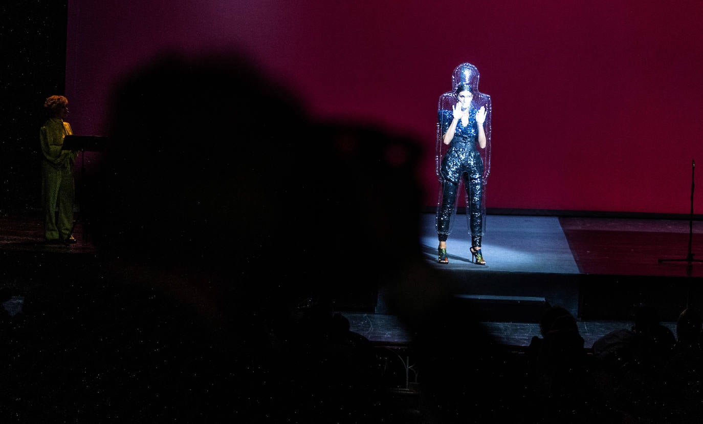 El teatro Campoamor de Oviedo ha acogido los desfiles de siete grandes diseñadores. José Castro, Cyrana, Isabel Zapardiez, Teté by Odette, Elverso, Lola Casademunt y Custo Barcelona han presentado sus colecciones en una jornada dedicada al arte. Las modelos han desfilado por la pasarela al ritmo de melodías de jazz, voces como la de la soprano Beatriz Díaz y los acordes de la Banda de Música Ciudad de Oviedo, entre otros.