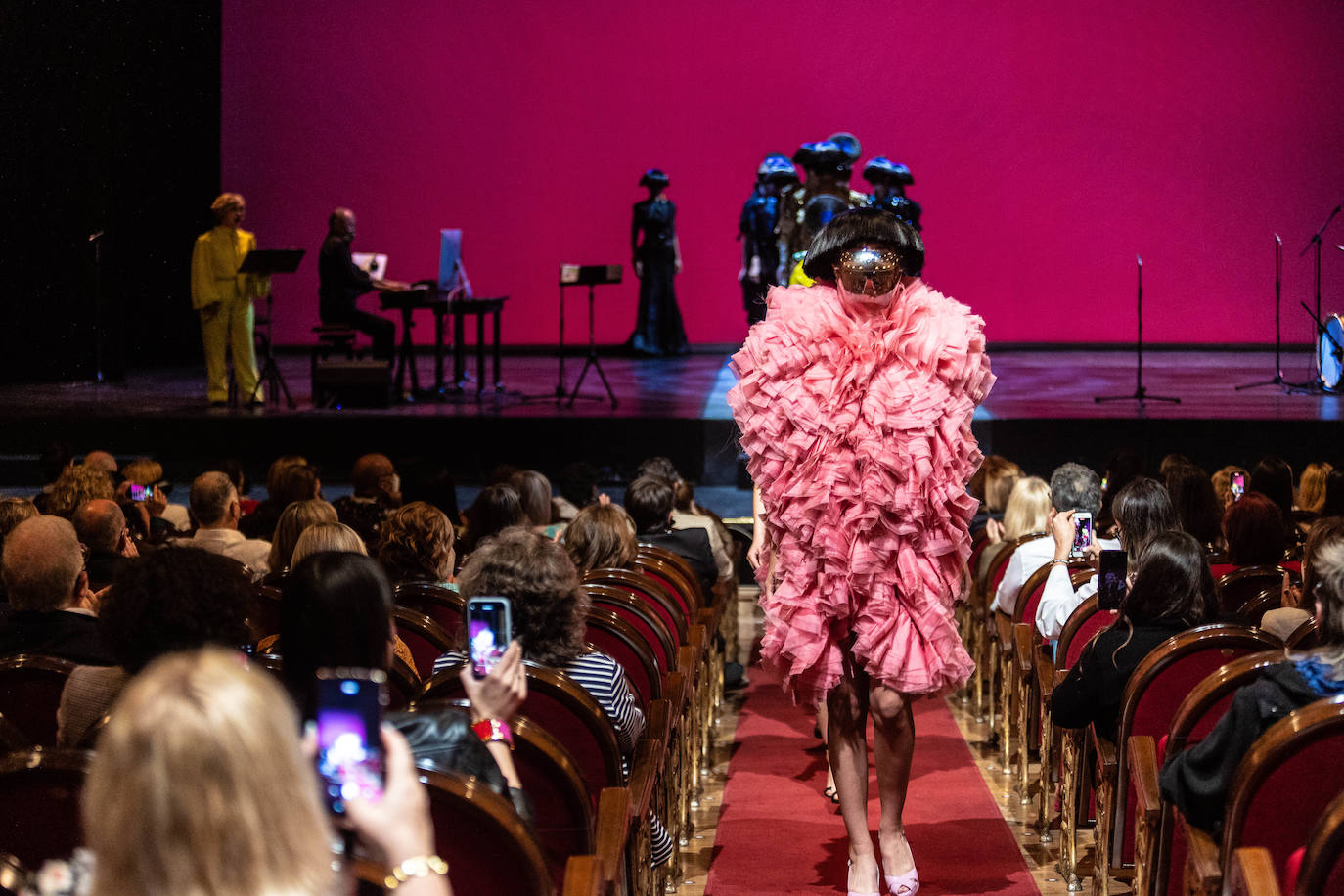 El teatro Campoamor de Oviedo ha acogido los desfiles de siete grandes diseñadores. José Castro, Cyrana, Isabel Zapardiez, Teté by Odette, Elverso, Lola Casademunt y Custo Barcelona han presentado sus colecciones en una jornada dedicada al arte. Las modelos han desfilado por la pasarela al ritmo de melodías de jazz, voces como la de la soprano Beatriz Díaz y los acordes de la Banda de Música Ciudad de Oviedo, entre otros.