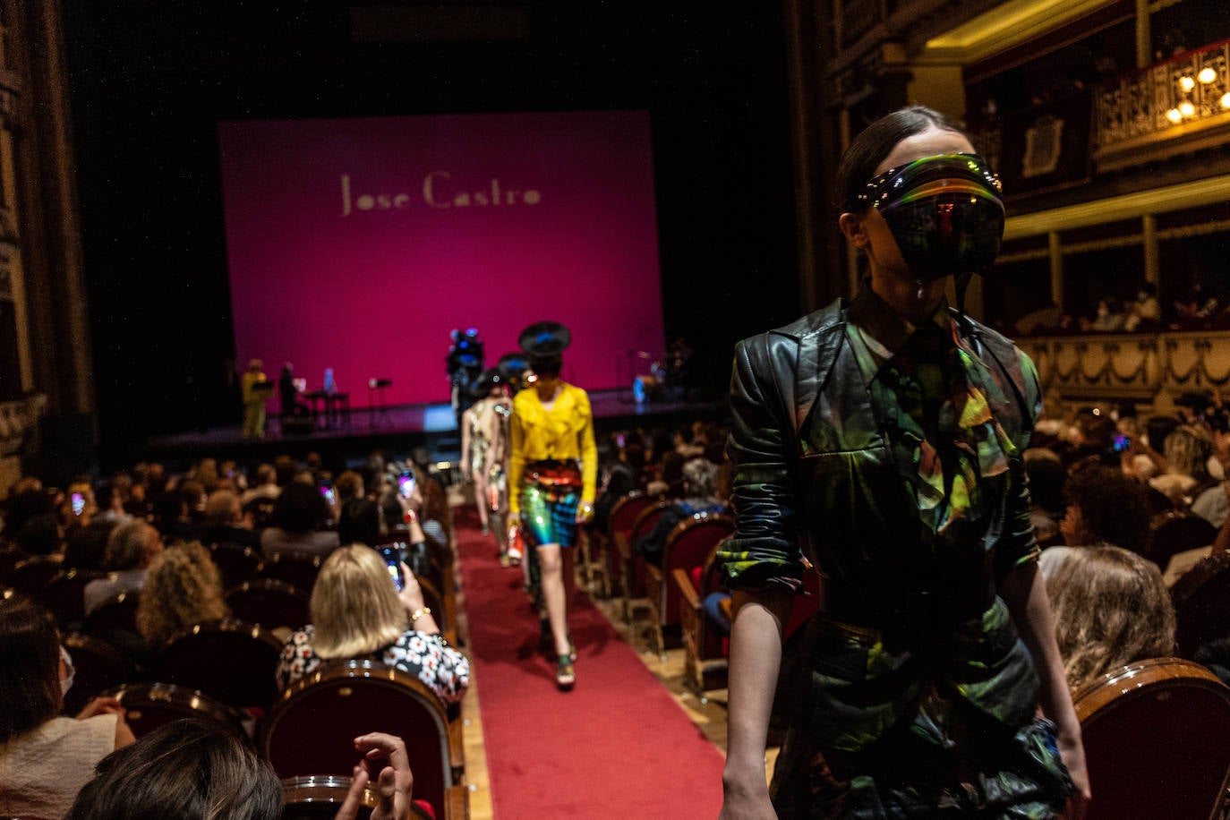 El teatro Campoamor de Oviedo ha acogido los desfiles de siete grandes diseñadores. José Castro, Cyrana, Isabel Zapardiez, Teté by Odette, Elverso, Lola Casademunt y Custo Barcelona han presentado sus colecciones en una jornada dedicada al arte. Las modelos han desfilado por la pasarela al ritmo de melodías de jazz, voces como la de la soprano Beatriz Díaz y los acordes de la Banda de Música Ciudad de Oviedo, entre otros.