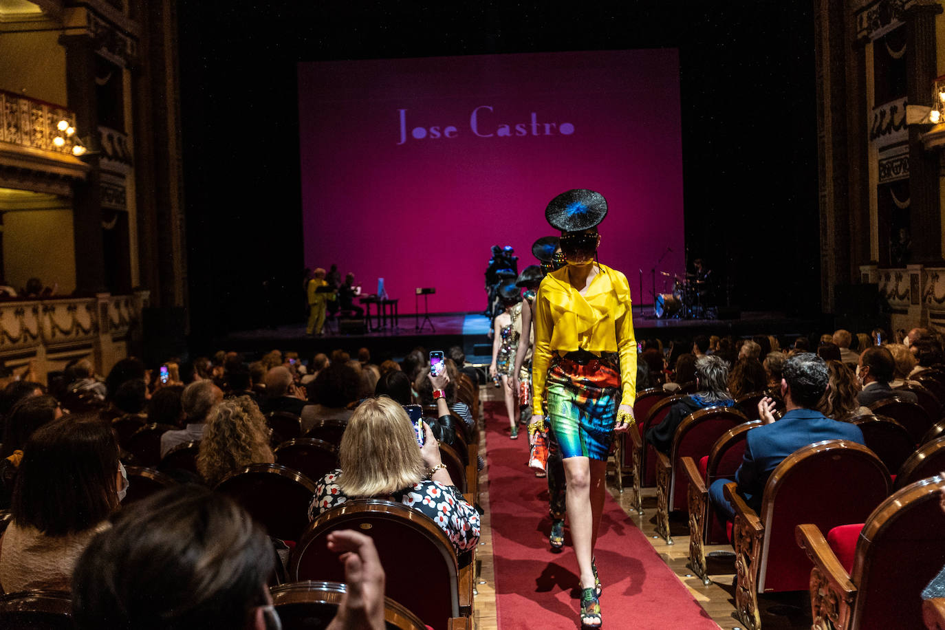 El teatro Campoamor de Oviedo ha acogido los desfiles de siete grandes diseñadores. José Castro, Cyrana, Isabel Zapardiez, Teté by Odette, Elverso, Lola Casademunt y Custo Barcelona han presentado sus colecciones en una jornada dedicada al arte. Las modelos han desfilado por la pasarela al ritmo de melodías de jazz, voces como la de la soprano Beatriz Díaz y los acordes de la Banda de Música Ciudad de Oviedo, entre otros.