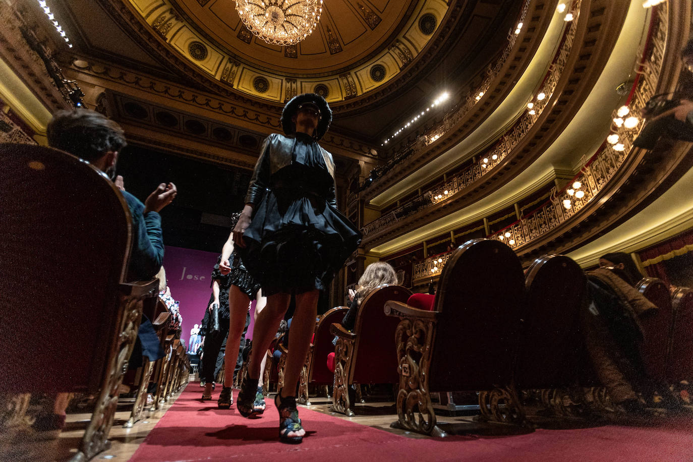 El teatro Campoamor de Oviedo ha acogido los desfiles de siete grandes diseñadores. José Castro, Cyrana, Isabel Zapardiez, Teté by Odette, Elverso, Lola Casademunt y Custo Barcelona han presentado sus colecciones en una jornada dedicada al arte. Las modelos han desfilado por la pasarela al ritmo de melodías de jazz, voces como la de la soprano Beatriz Díaz y los acordes de la Banda de Música Ciudad de Oviedo, entre otros.