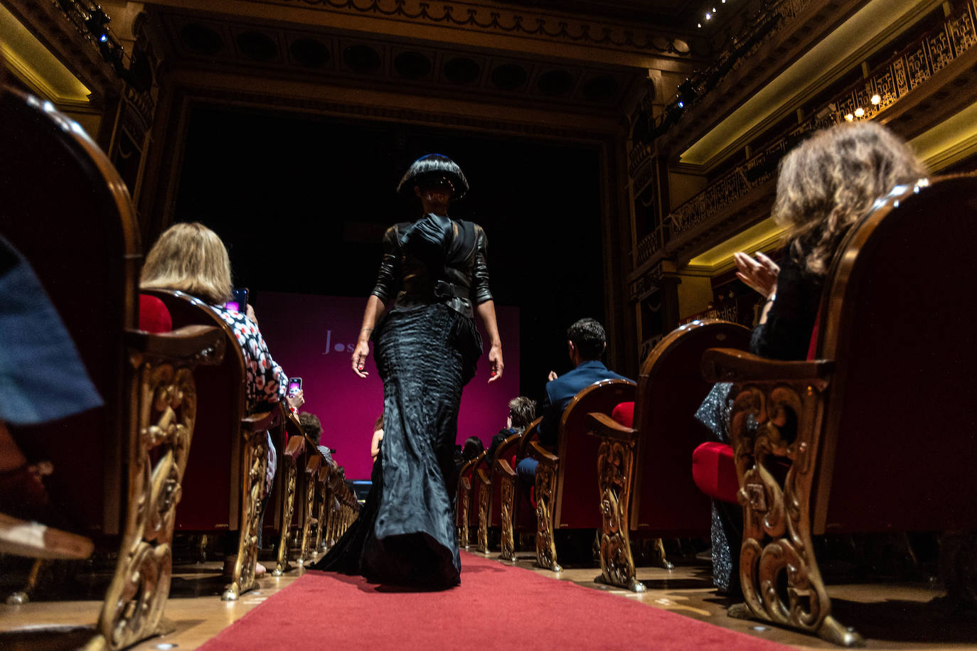 El teatro Campoamor de Oviedo ha acogido los desfiles de siete grandes diseñadores. José Castro, Cyrana, Isabel Zapardiez, Teté by Odette, Elverso, Lola Casademunt y Custo Barcelona han presentado sus colecciones en una jornada dedicada al arte. Las modelos han desfilado por la pasarela al ritmo de melodías de jazz, voces como la de la soprano Beatriz Díaz y los acordes de la Banda de Música Ciudad de Oviedo, entre otros.