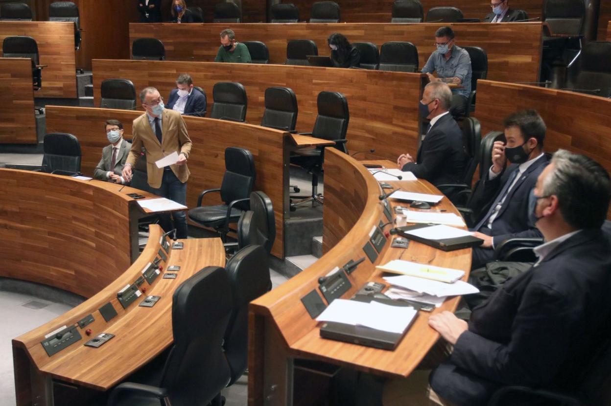 Pablo Fernández, consejero de Salud, responde a una de las preguntas que le realizaron ayer en la sesión plenaria de la Junta. 