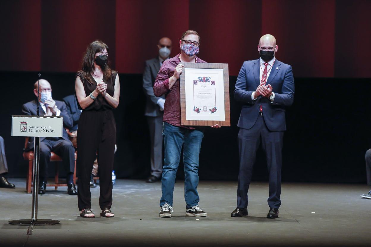 Alberto García Álvarez muestra orgulloso la medalla junto a los concejales Laura Tuero y Jesús Martínez Salvador. 