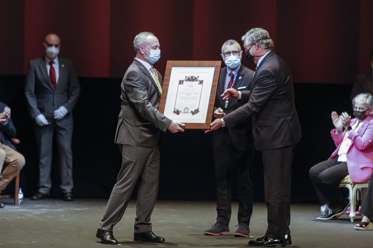 Santiago Izquierdo recibe el premio de manos de los ediles José Carlos Fernández Sarasola y Eladio de la Concha.