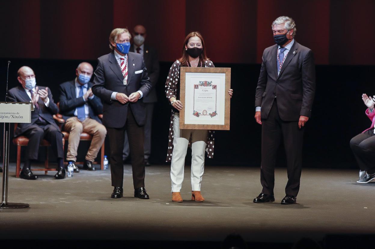 Carmen de la Rosa, con López-Asenjo y Eladio de la Concha. 