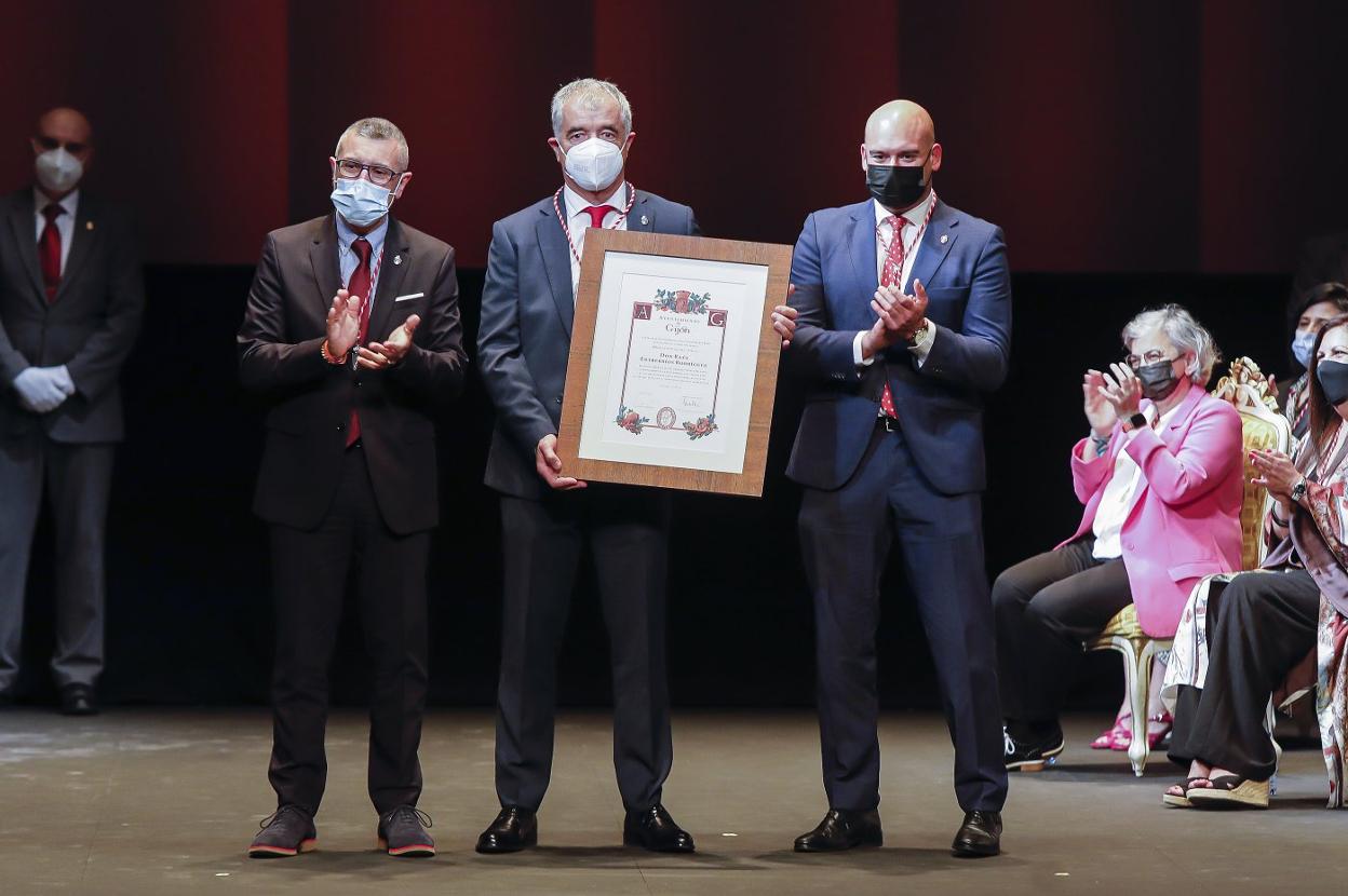 El padre del jugador, con Sarasola y Martínez Salvador.