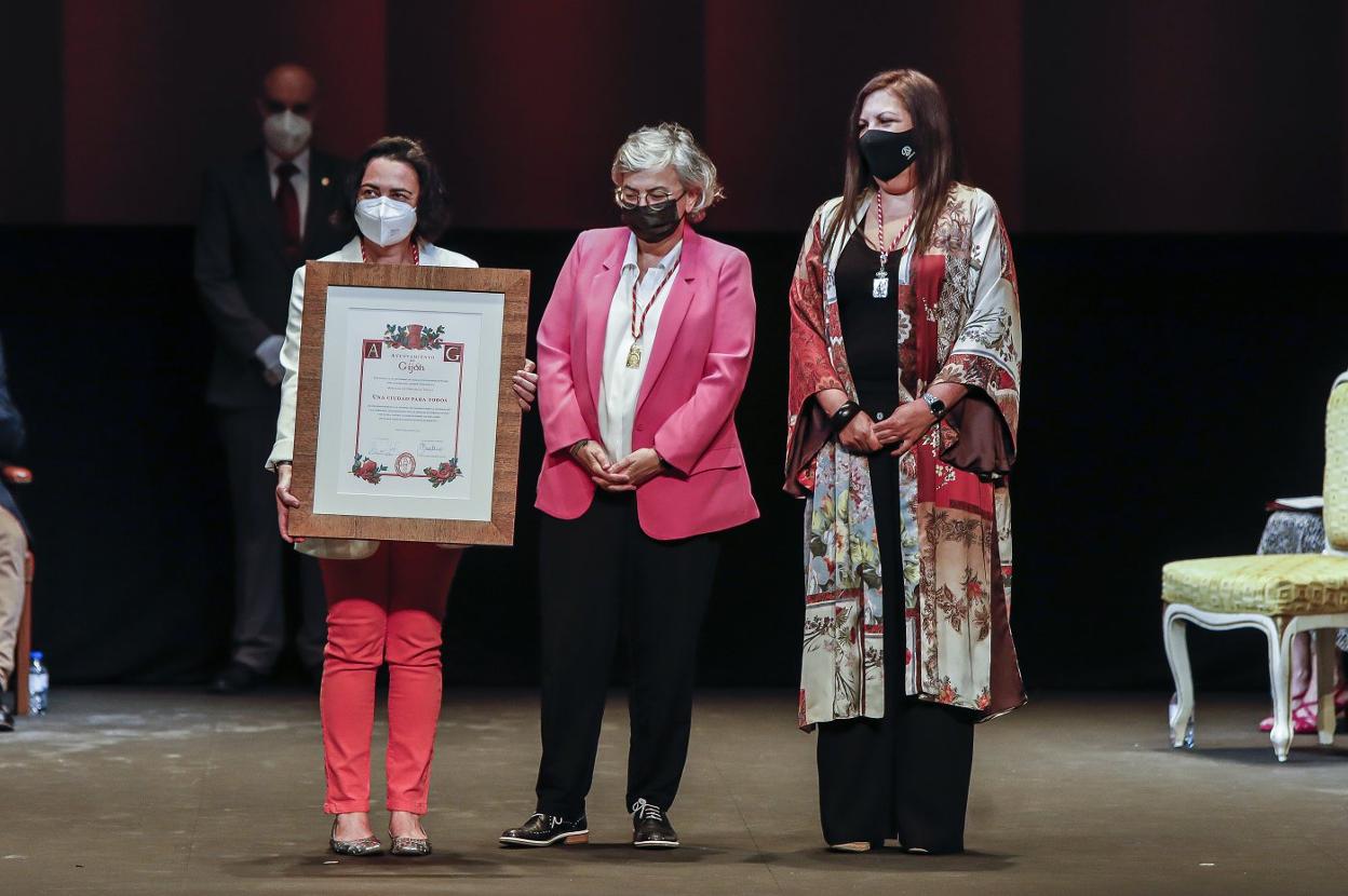 Arancha Martínez, con la alcaldesa y Marina Pineda.