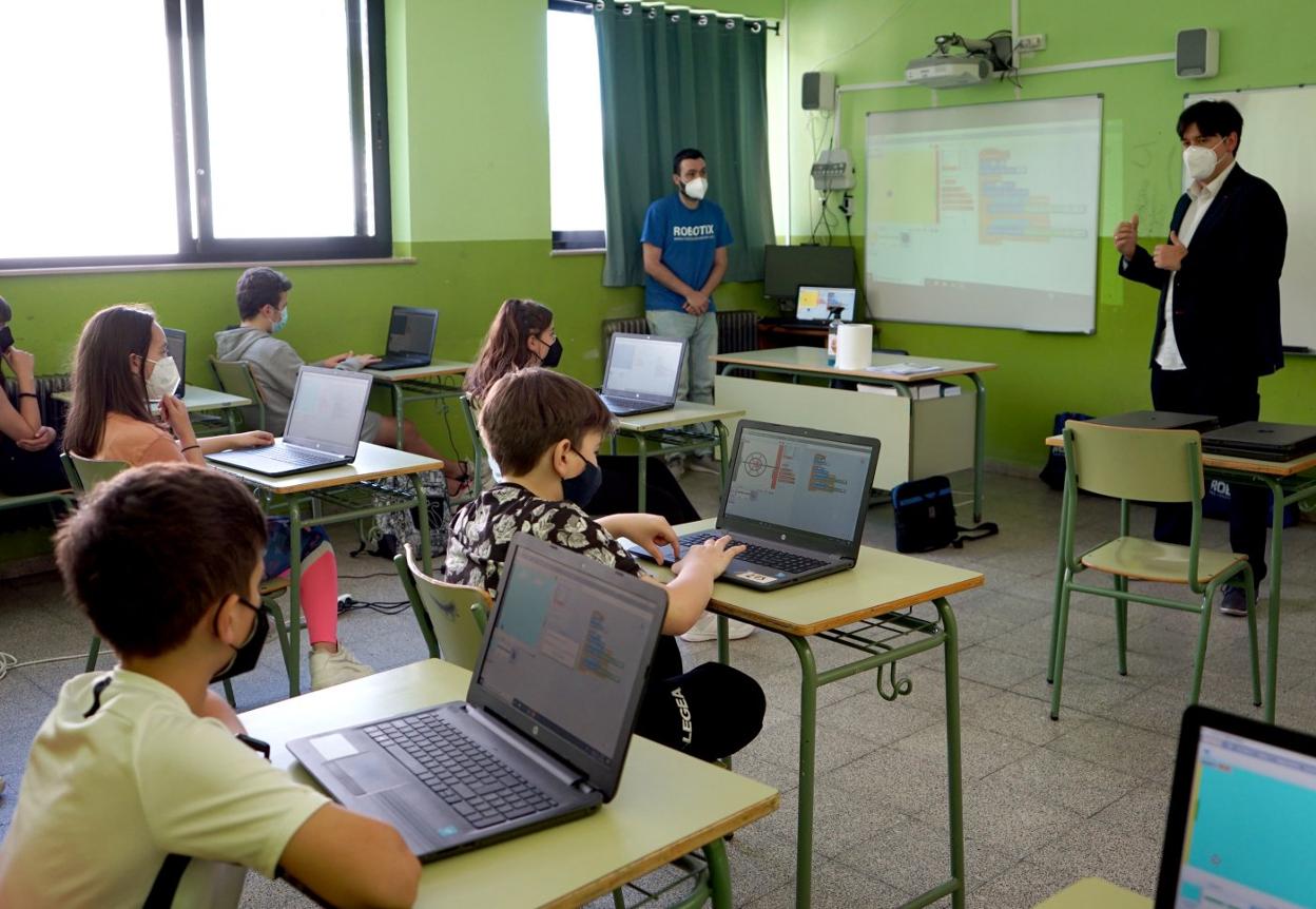 Borja Sánchez charla con los alumnos del colegio Cabañaquinta. 