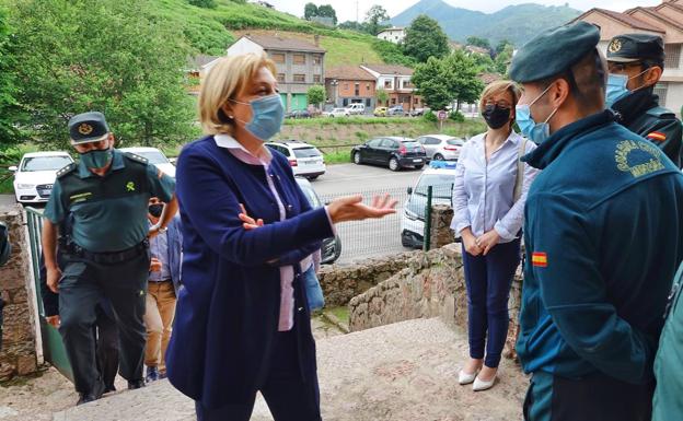 La Delegada de Gobierno, Delia Losa, visita la sede del Greim en Cangas de Onís.