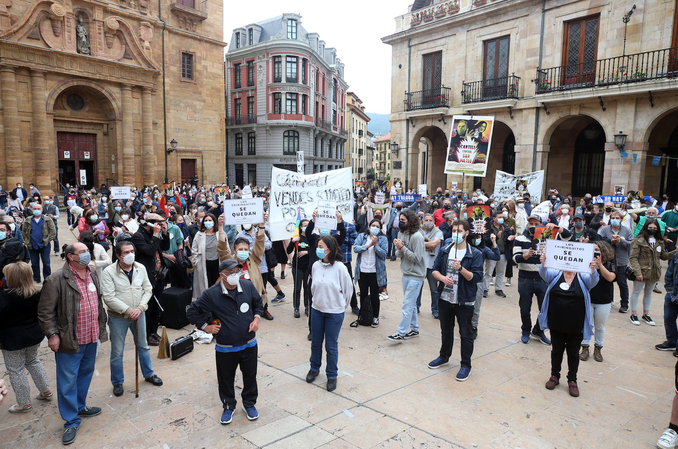 Concentración ciudadana ante el Ayuntamiento convocada por el colectivo 'Salvemos San Mateo. Los chiringuitos se quedan' para defender su continuidad como santo y seña de las fiestas de la ciudad. El colectivo ya ha entregado además «casi 9.000 firmas» contrarias a la decisión del equipo de gobierno que ultima las bases para sacar a concesión las 41 casetas (37 para hosteleros y cuatro para asociaciones, clubes deportivos o cofradías).