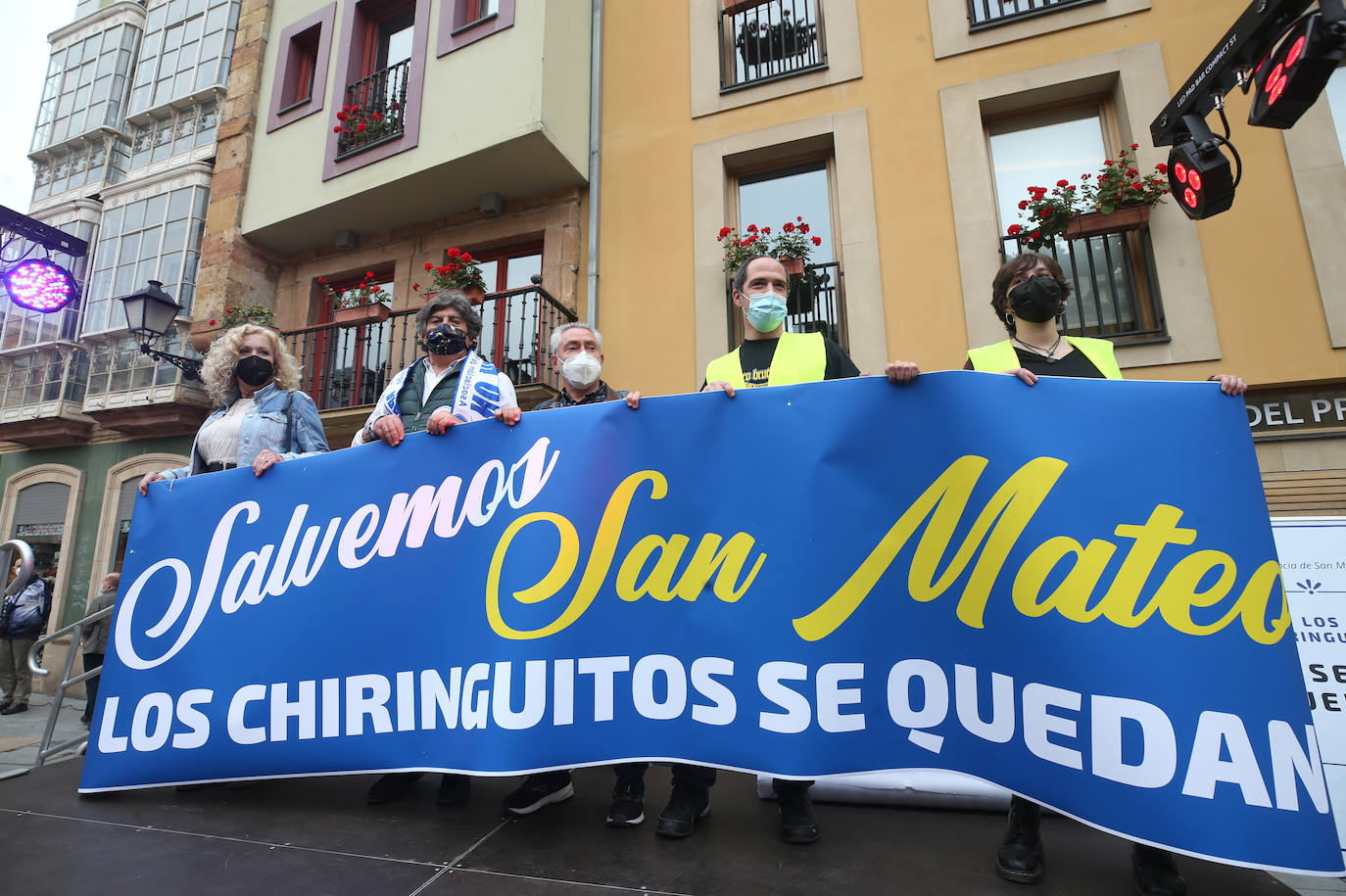 Concentración ciudadana ante el Ayuntamiento convocada por el colectivo 'Salvemos San Mateo. Los chiringuitos se quedan' para defender su continuidad como santo y seña de las fiestas de la ciudad. El colectivo ya ha entregado además «casi 9.000 firmas» contrarias a la decisión del equipo de gobierno que ultima las bases para sacar a concesión las 41 casetas (37 para hosteleros y cuatro para asociaciones, clubes deportivos o cofradías).