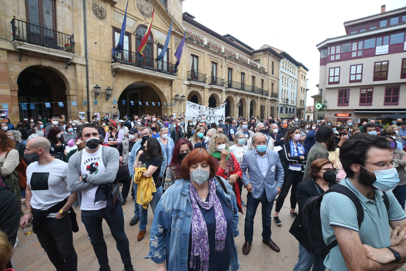 Concentración ciudadana ante el Ayuntamiento convocada por el colectivo 'Salvemos San Mateo. Los chiringuitos se quedan' para defender su continuidad como santo y seña de las fiestas de la ciudad. El colectivo ya ha entregado además «casi 9.000 firmas» contrarias a la decisión del equipo de gobierno que ultima las bases para sacar a concesión las 41 casetas (37 para hosteleros y cuatro para asociaciones, clubes deportivos o cofradías).