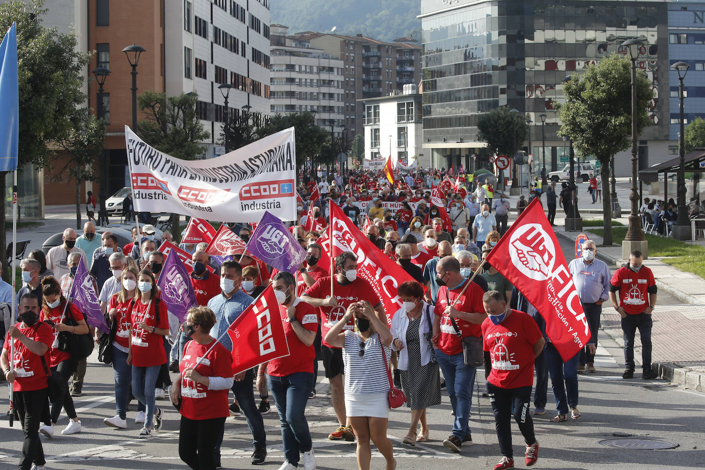 Langreo ha acogido este jueves una multitudinaria manifestación. Cientos de personas han acudido a la convocatoria realizada por los sindicatos UGT y CC OO para «salvar» a una industria asturiana en situación de «emergencia», sostienen. 