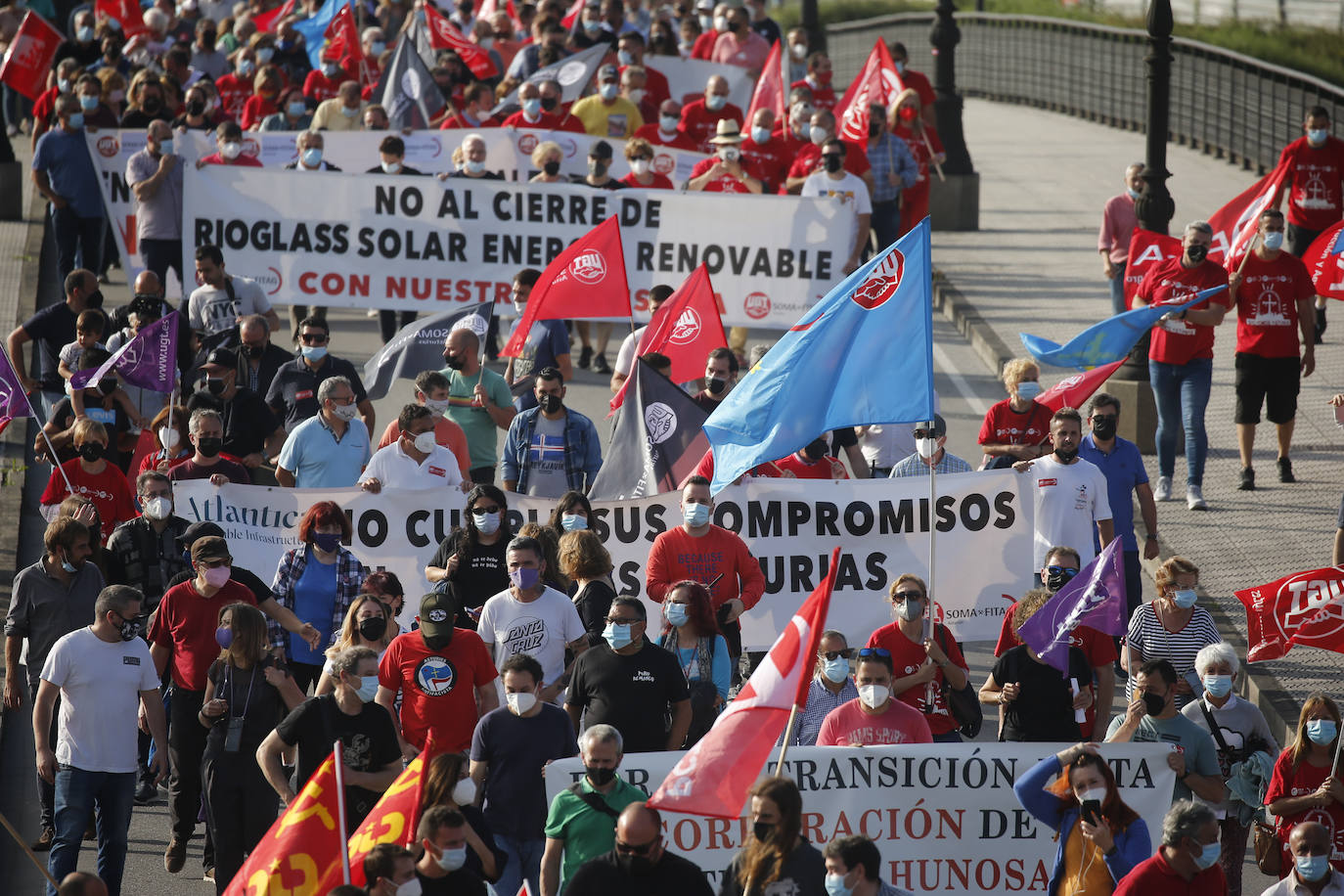 Langreo ha acogido este jueves una multitudinaria manifestación. Cientos de personas han acudido a la convocatoria realizada por los sindicatos UGT y CC OO para «salvar» a una industria asturiana en situación de «emergencia», sostienen. 