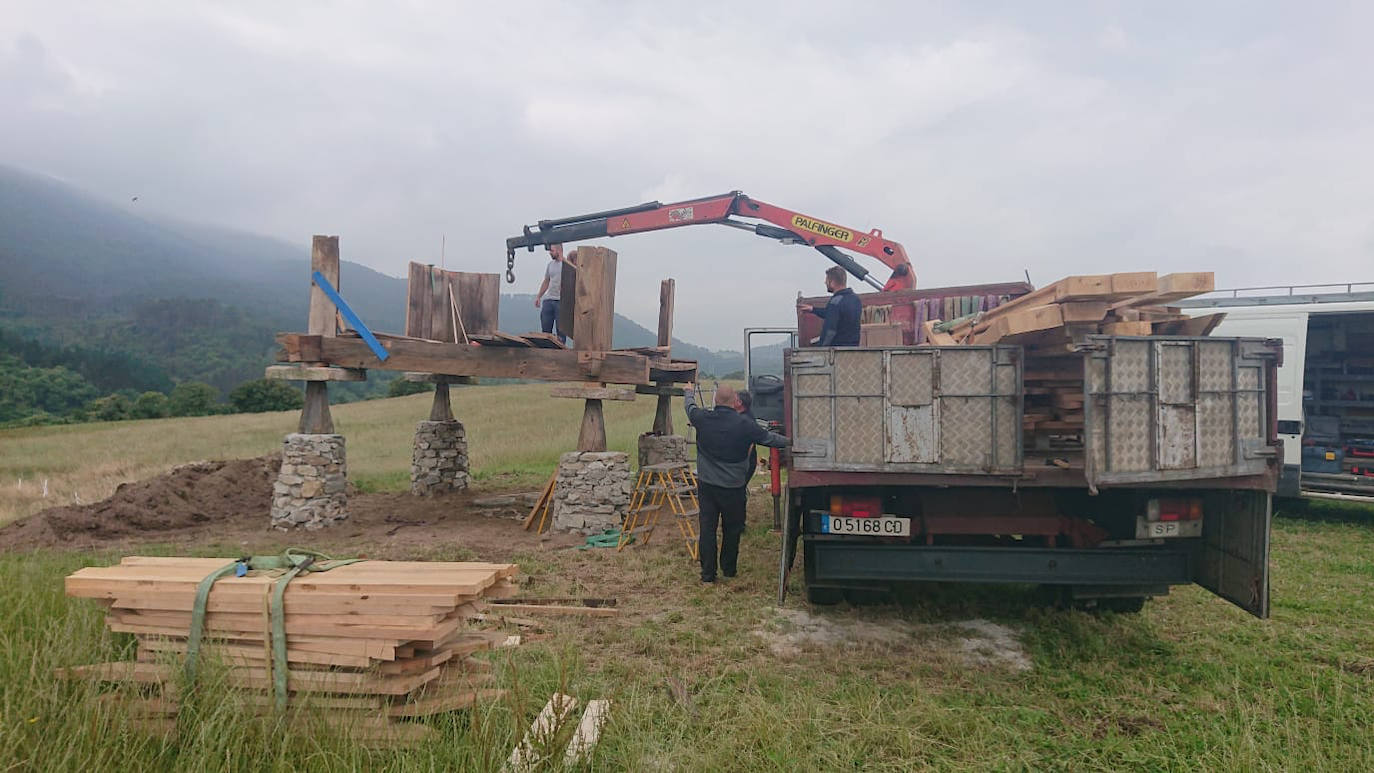 La icónica construcción se erige a 30 metros de su ubicación original tras haber sido desmontado al quedar al borde del acantilado por un argayo.