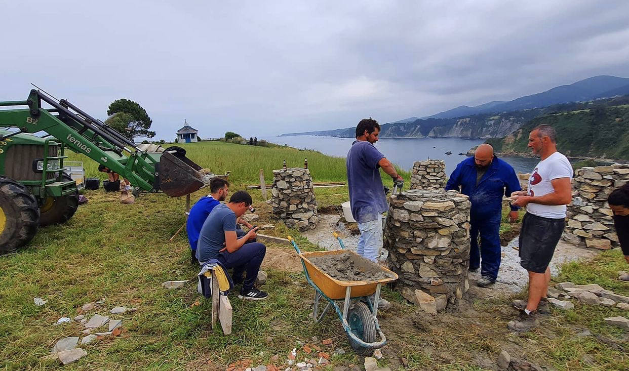 Imagen secundaria 1 - Proceso de instalación del hórreo 