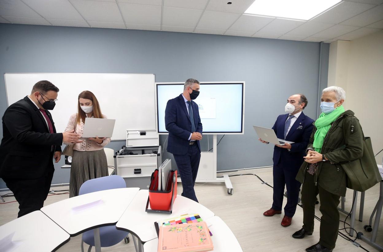 Alejandro Rodríguez (departamento de Ciencias de la Educación), Cristina González, Celestino Rodríguez, Ignacio Villaverde y Carmen Suárez. 