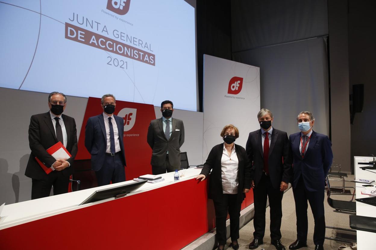 Valeriano Gómez, César Hernández, Miguel Ángel Santiago, Rosa Aza, Jaime Argüelles y Bernardo Gutiérrez, tras la junta de accionistas. 