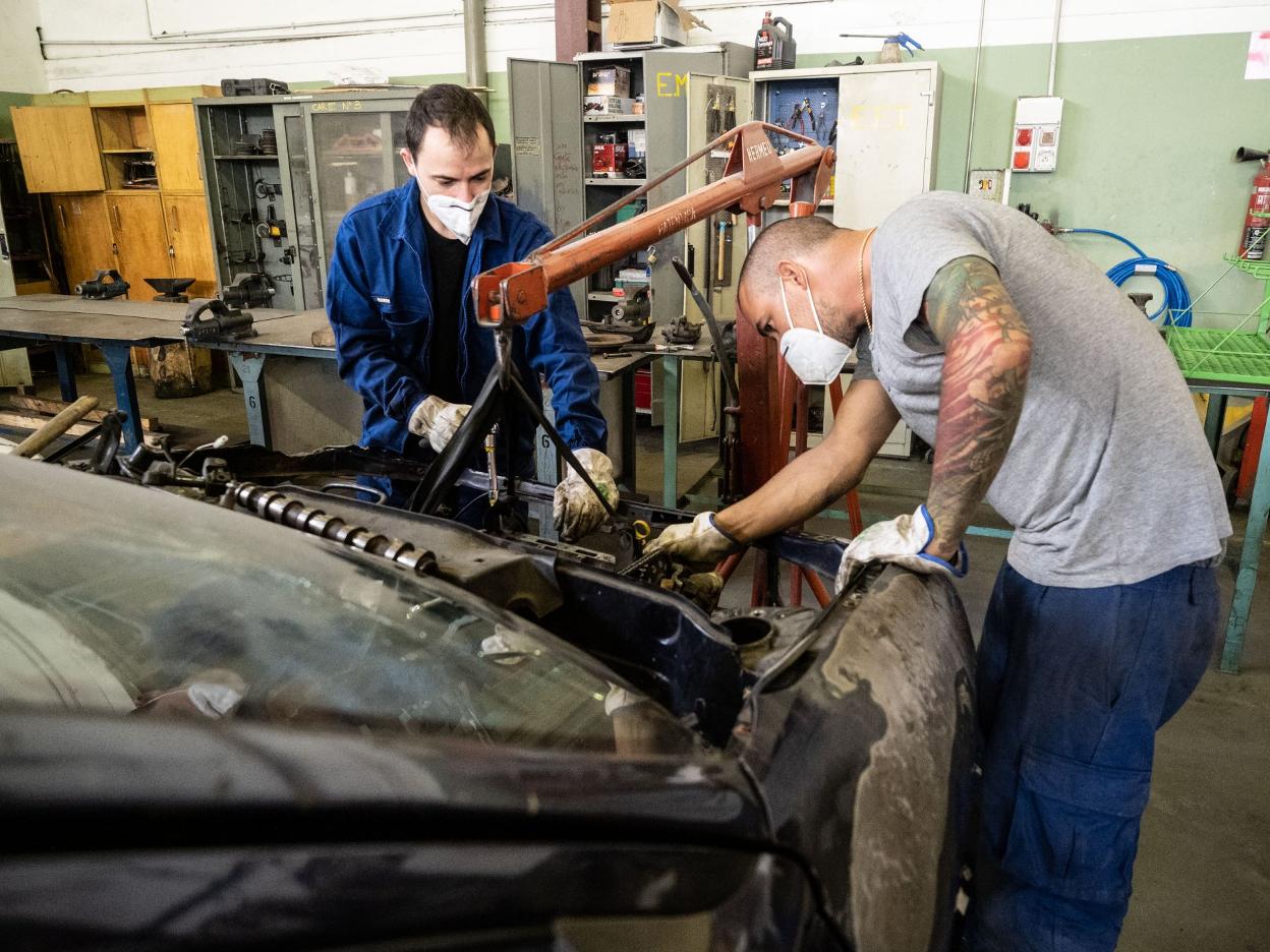 Alumnos en un taller de automoción. 