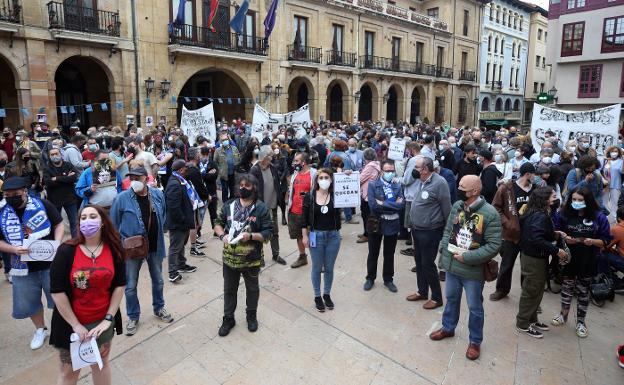 La plaza del Ayuntamiento, ayer, abarrotada de ovetenses reivindicando la permanencia de los chiringuitos tradicionales. 