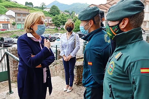 Delia Losa departe con el teniente Pablo Villabrille durante la visita al cuartel de Cangas de Onís. 