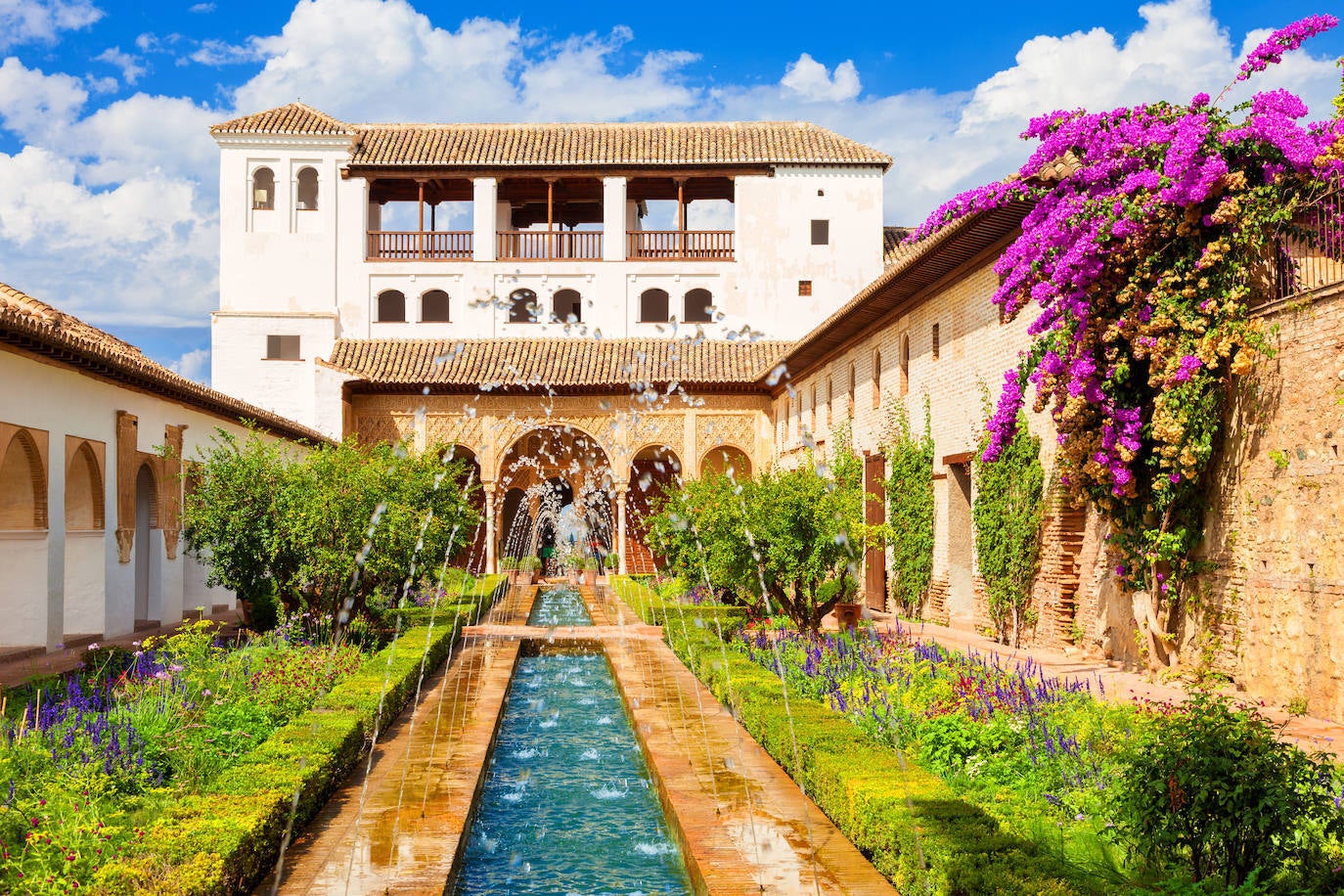 A lo largo de la historia, los jardines han sido lugares destinados a la contemplación y la creatividad que permiten a la gente rodearse de naturaleza, incluso en las grandes ciudades. Los jardines más espectaculares del mundo invitan a disfrutar de sus coloridos arreglos florales y exóticos diseños de paisajes. Jardines del Generalife, en la Alhambra de Granada, España.