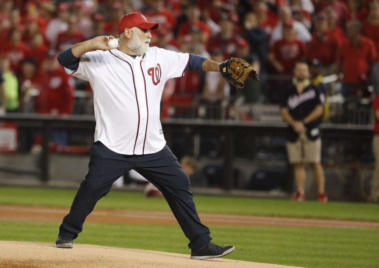 José Andrés, durante el saque inaugural de las series mundiales de béisbol, cerrando la bolsa de Nueva York y en una ceremonia de los Oscar. 