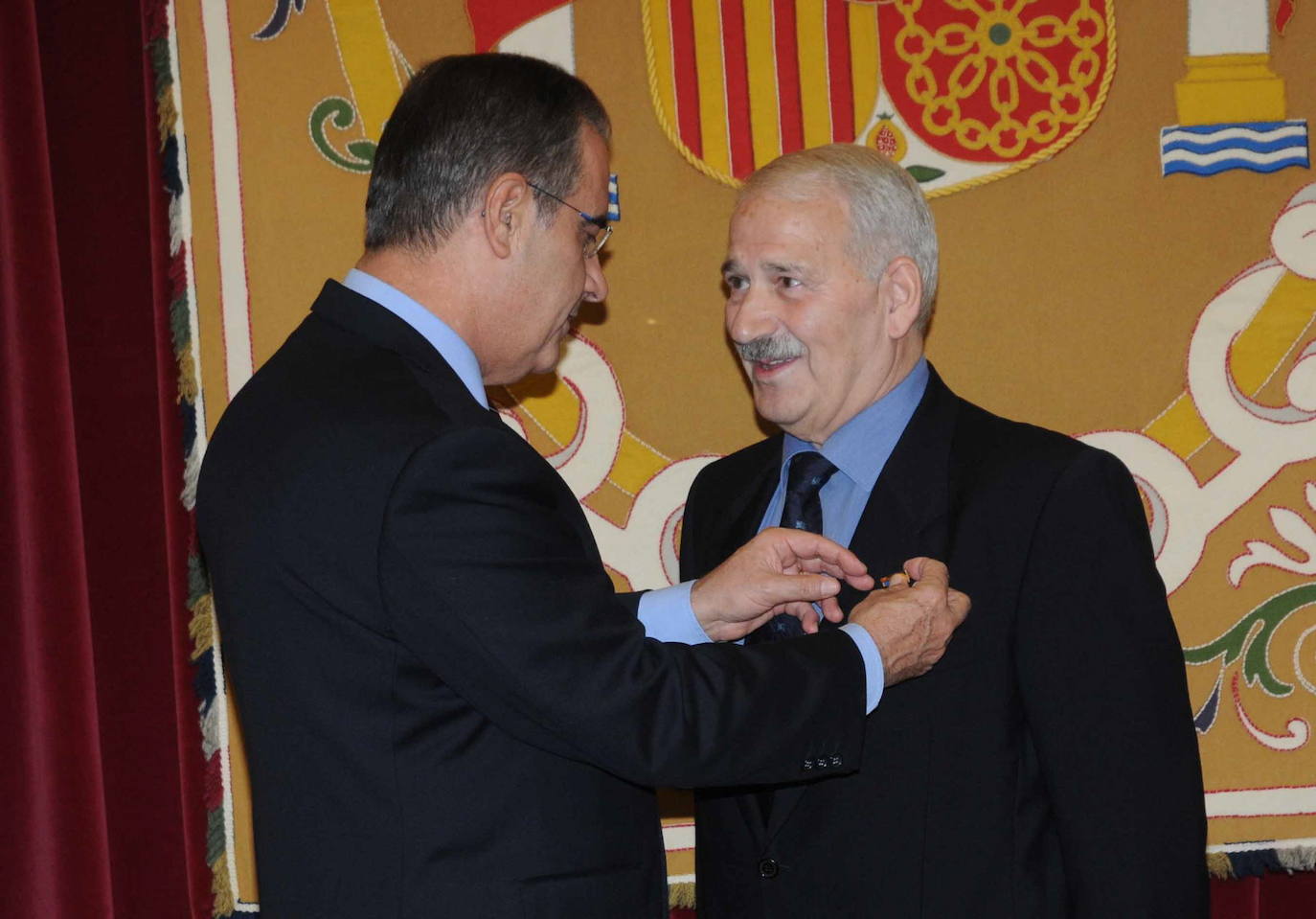 El exministro Celestino Corbacho coloca a Fernández Villa la insignia, en un acto en octubre de 2009.