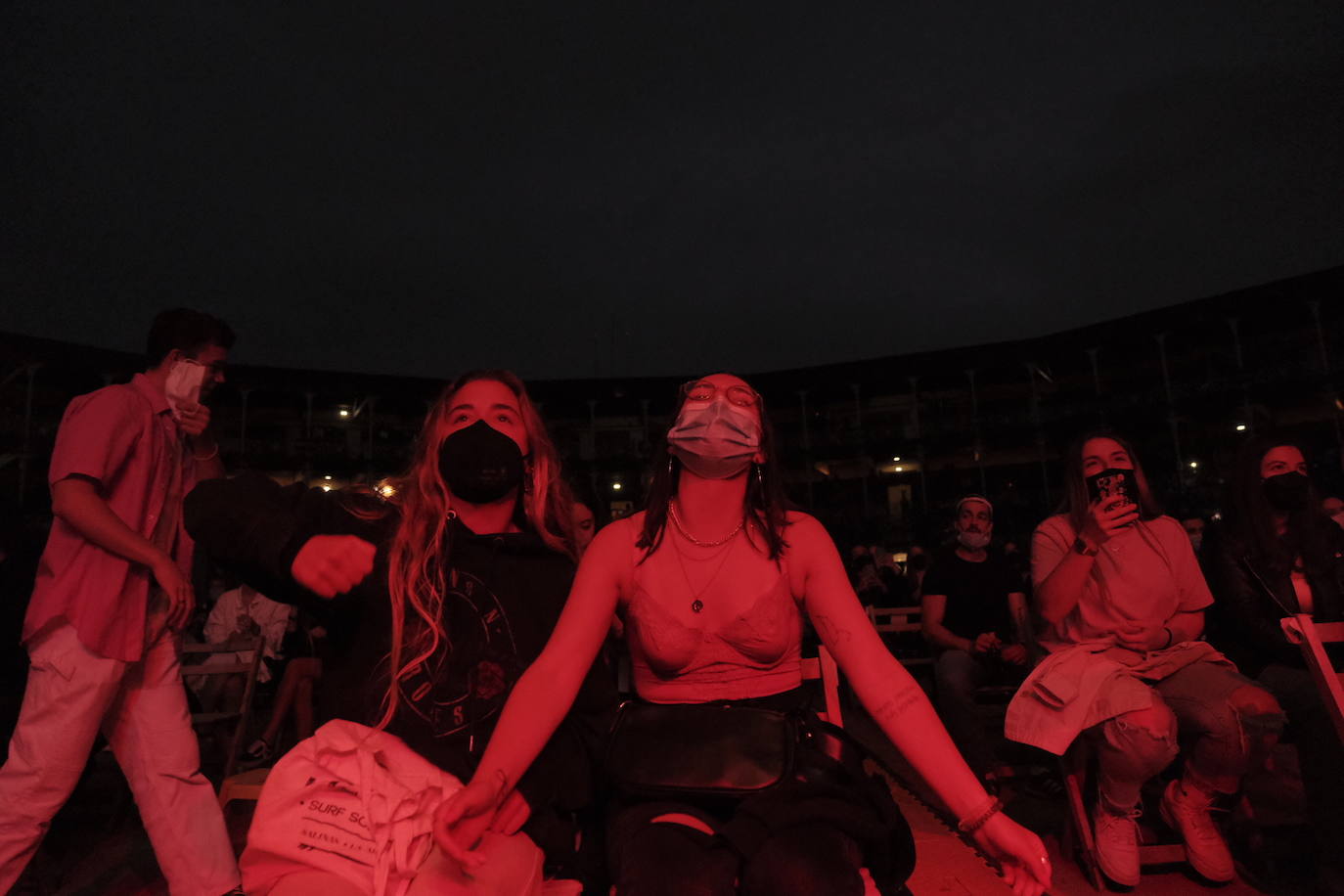Bad Gyal, Ptazeta y Enol . Los tres cantantes llenaron la plaza de toros de Gijón, en una noche que recordó a las de antes de la pandemia, aunque fuera sentados y con distancia. Los asistentes se las apañaron para 'perrear' sentados, en cumplimiento de las normas por la covid.