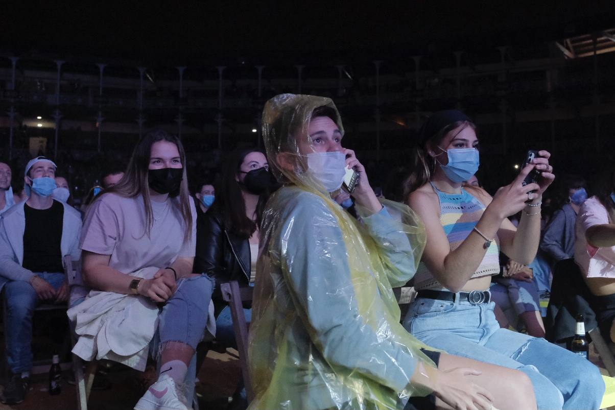Bad Gyal, Ptazeta y Enol . Los tres cantantes llenaron la plaza de toros de Gijón, en una noche que recordó a las de antes de la pandemia, aunque fuera sentados y con distancia. Los asistentes se las apañaron para 'perrear' sentados, en cumplimiento de las normas por la covid.