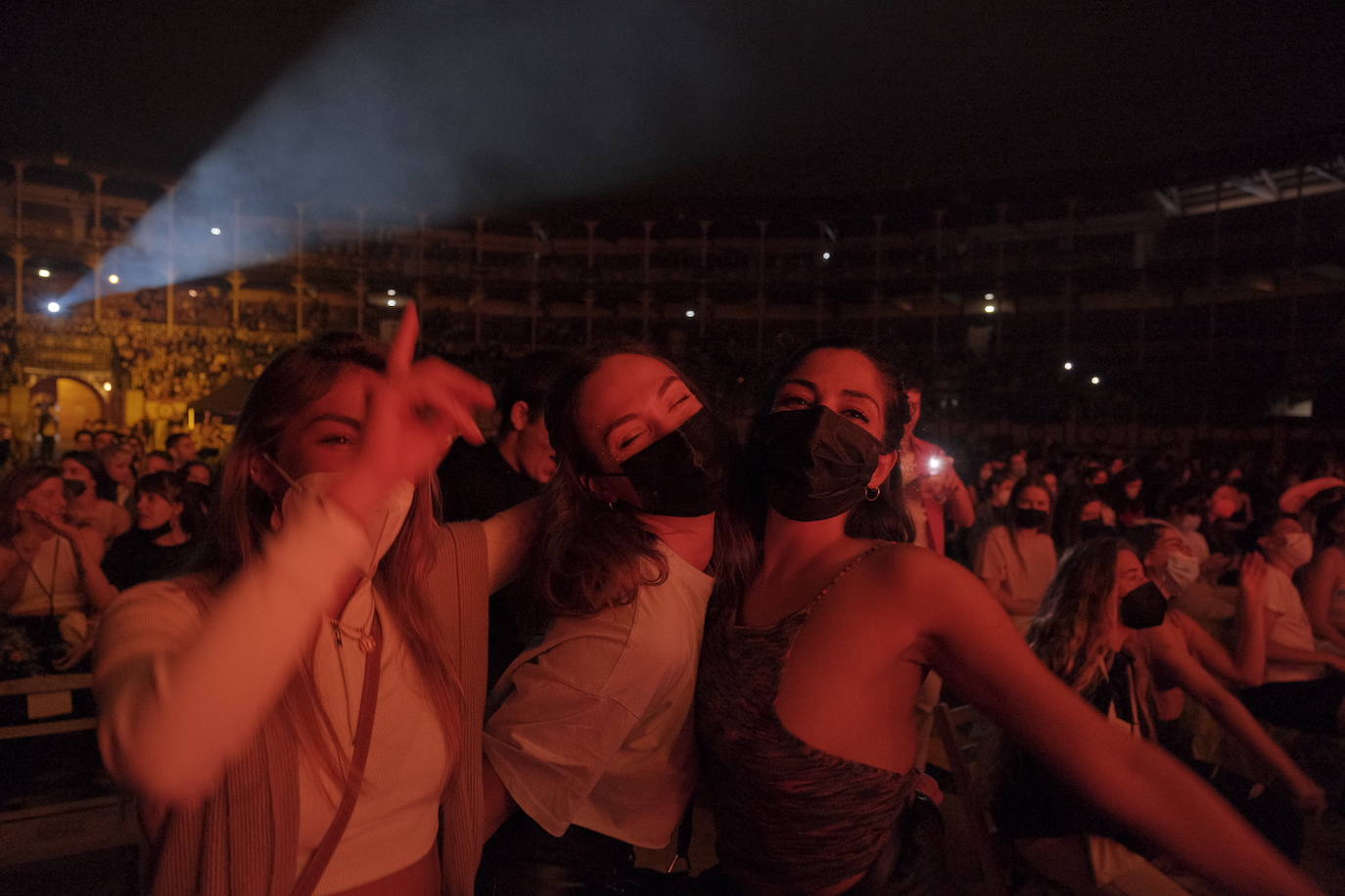 Bad Gyal, Ptazeta y Enol . Los tres cantantes llenaron la plaza de toros de Gijón, en una noche que recordó a las de antes de la pandemia, aunque fuera sentados y con distancia. Los asistentes se las apañaron para 'perrear' sentados, en cumplimiento de las normas por la covid.