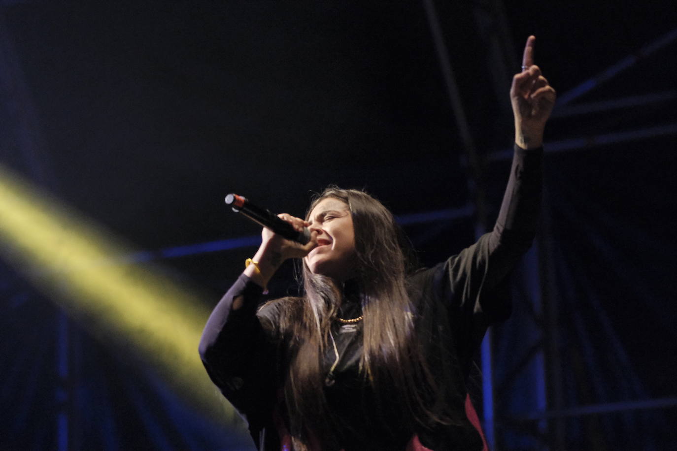 Bad Gyal, Ptazeta y Enol . Los tres cantantes llenaron la plaza de toros de Gijón, en una noche que recordó a las de antes de la pandemia, aunque fuera sentados y con distancia. Los asistentes se las apañaron para 'perrear' sentados, en cumplimiento de las normas por la covid.