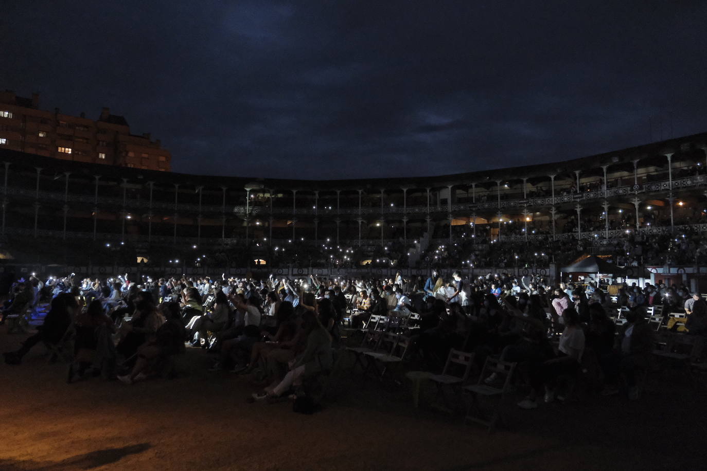 Bad Gyal, Ptazeta y Enol . Los tres cantantes llenaron la plaza de toros de Gijón, en una noche que recordó a las de antes de la pandemia, aunque fuera sentados y con distancia. Los asistentes se las apañaron para 'perrear' sentados, en cumplimiento de las normas por la covid.