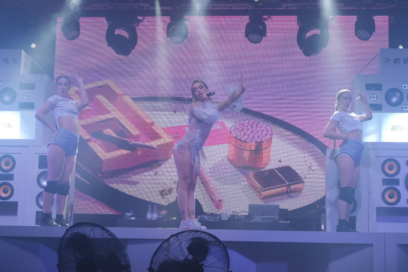 Bad Gyal, Ptazeta y Enol . Los tres cantantes llenaron la plaza de toros de Gijón, en una noche que recordó a las de antes de la pandemia, aunque fuera sentados y con distancia. Los asistentes se las apañaron para 'perrear' sentados, en cumplimiento de las normas por la covid.