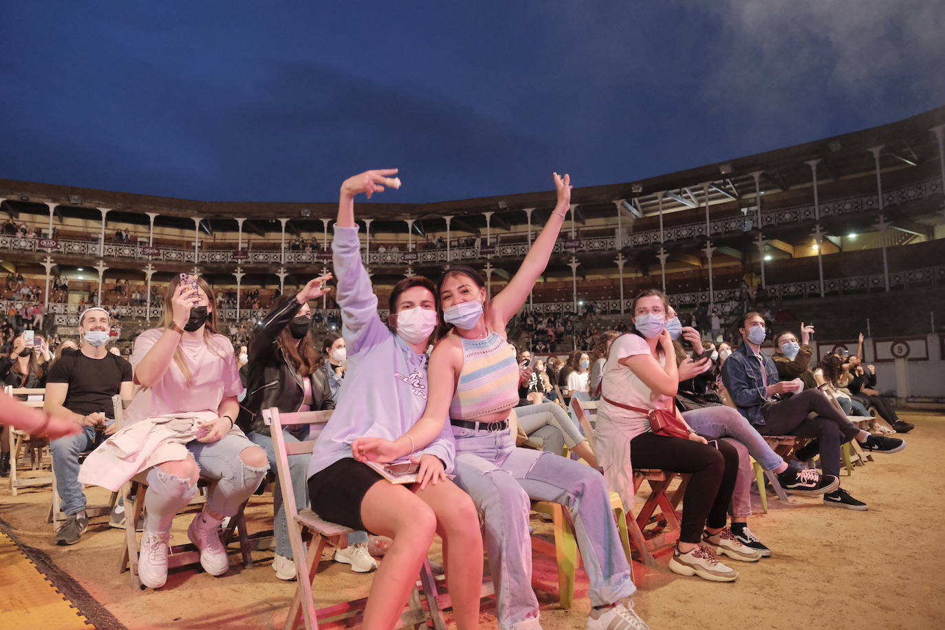 Bad Gyal, Ptazeta y Enol . Los tres cantantes llenaron la plaza de toros de Gijón, en una noche que recordó a las de antes de la pandemia, aunque fuera sentados y con distancia. Los asistentes se las apañaron para 'perrear' sentados, en cumplimiento de las normas por la covid.