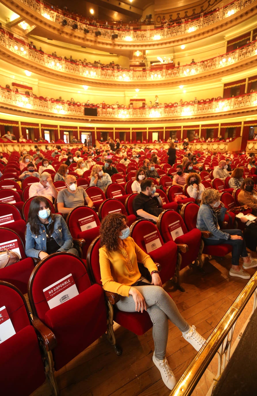 La banda de Carlos Goñi en formato trío ofreció un intenso concierto en el Teatro Campoamor repleto de sus temas imprescindibles.