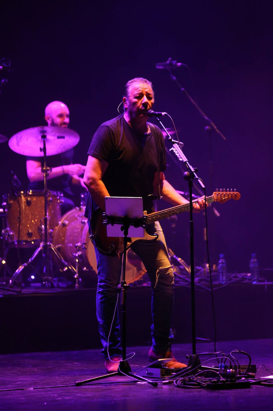 La banda de Carlos Goñi en formato trío ofreció un intenso concierto en el Teatro Campoamor repleto de sus temas imprescindibles.