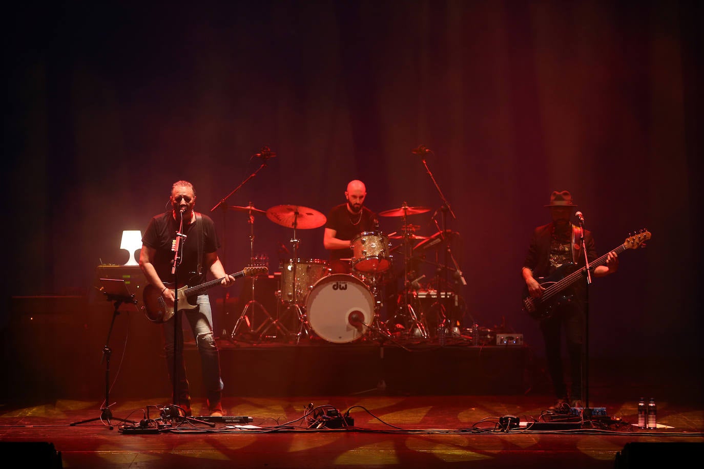 La banda de Carlos Goñi en formato trío ofreció un intenso concierto en el Teatro Campoamor repleto de sus temas imprescindibles.