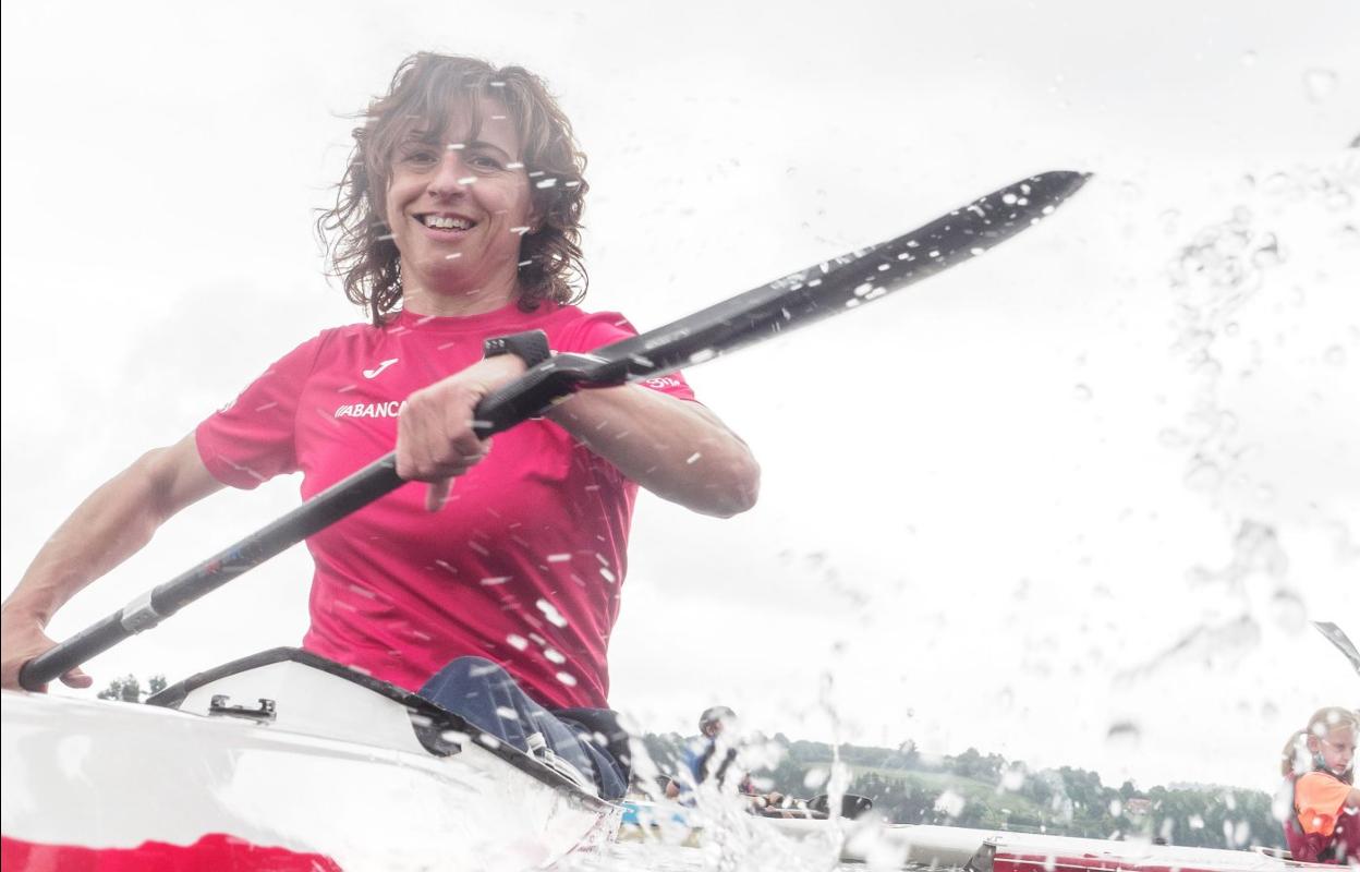 Almudena Ávila, en el pantano de Trasona, disfrutando de la piragua. :: 